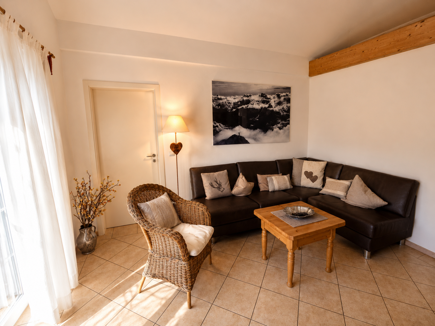 Gemütliches Wohnzimmer der Ferienwohnung Alpspitzherzl in Garmisch-Partenkirchen